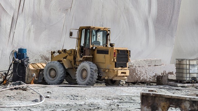 Block and heavy machinery in quarry